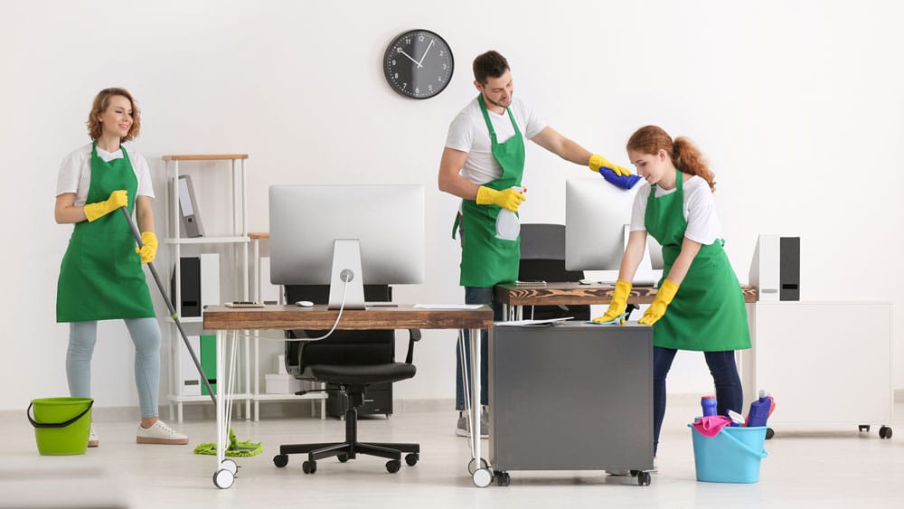 Bilde av renholdere som vasker et kontor - Midt-Norsk Vask AS - Fasadevask